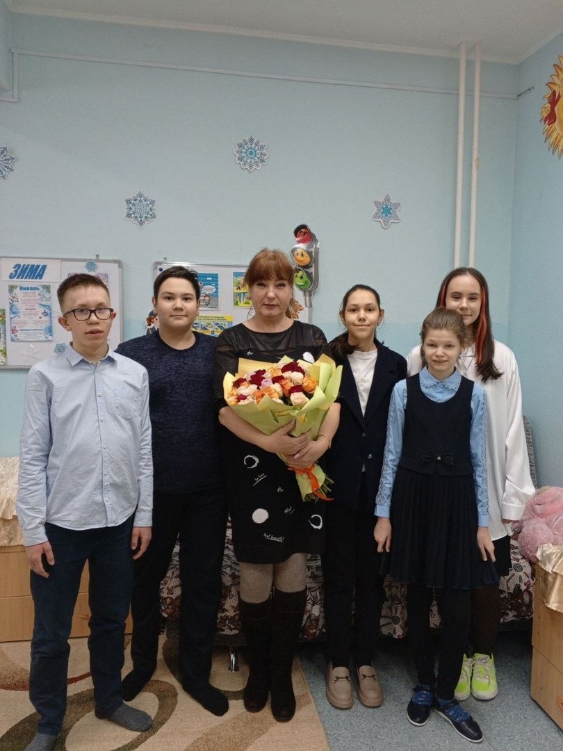 Выпускники школы пришли поздравить первую учительницу.