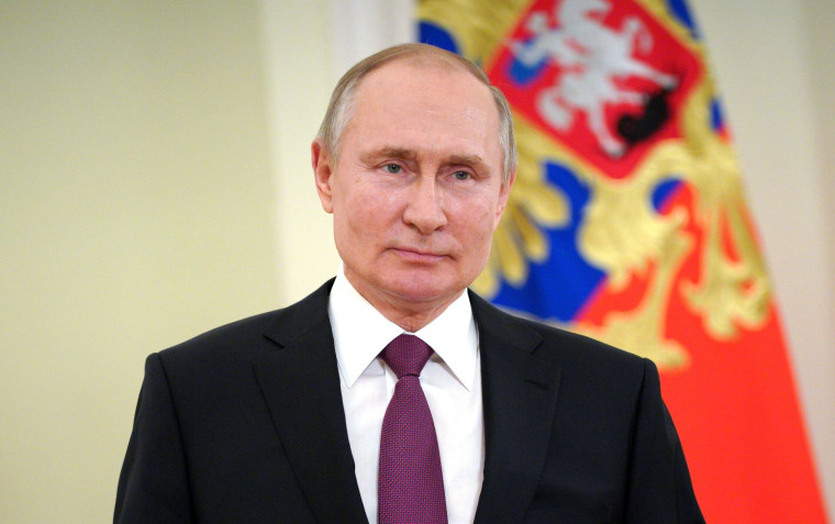 Владимир Путин поздравил выпускников с окончанием школы.